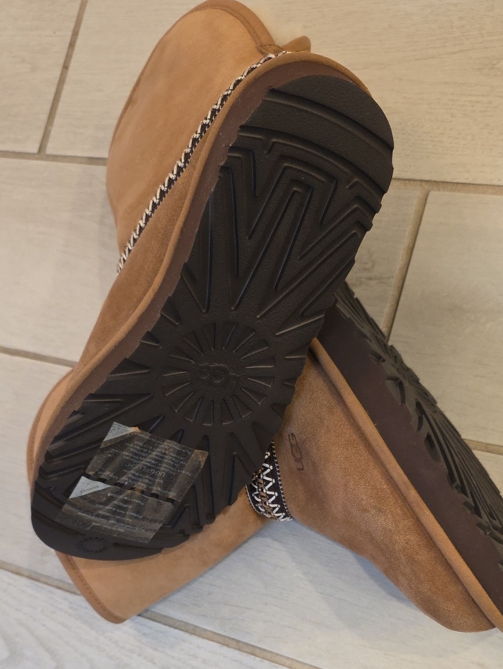 Ugg Classic Short Crescent 1161770-CHE Boot Women's - Picture 7 of 7